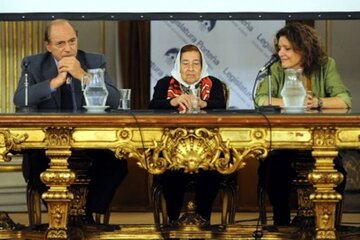 Vásquez, homenajeada en la Legislatura, en medio de Raúl Zaffaroni y Gabriela Alegre. (Fuente: Télam)