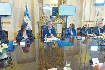 El presidente Mauricio Macri recibió a los gobernadores en torno a una mesa y rodeado por las cámaras oficiales. (Fuente: DyN)
