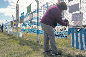 Amigos y familiares concentran su dolor en Mar del Plata. (Fuente: AFP)