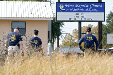 Alrededor de la iglesia de Sutherland Springs, el FBI siguió ayer buscando evidencias. (Fuente: EFE)