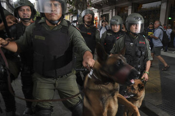 Horacio Pietragala, diputado por Unidad Ciudadana, tratando de evitar el hostigamiento de Gendarmería (Fuente: Télam)