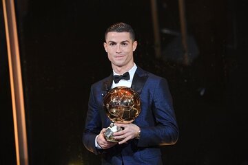 Cristiano Ronaldo posa con su quinto Balón de Oro en París. (Fuente: EFE)
