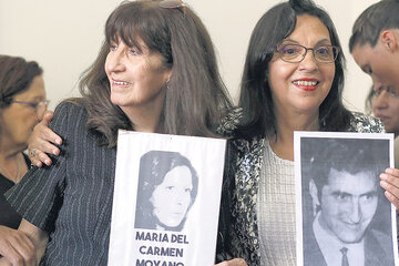 Adriana Moyano y Elsa Poblete ayer en la conferencia de prensa en Abuelas de Plaza de Mayo. (Fuente: Dafne Gentinetta)