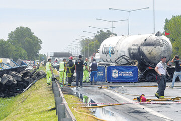 El camión de Liquigas estalló y murieron el conductor y el acompañante. (Fuente: Télam)