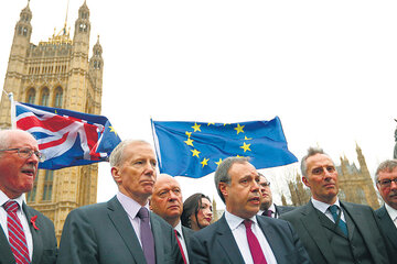 Representantes del DUP hablan del Brexit frente al Parlamento británico en Londres. (Fuente: EFE)