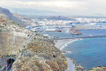 La panorámica desde una de las bahías muestra cómo la ciudad asciende desde el mar.