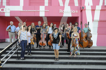 Lorena Astudillo junto a la Orquesta de Cámara Municipal, durante uno de los ensayos. (Fuente: Alberto Gentilcore)