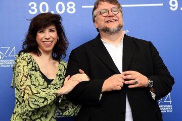 El director mexicano Guillermo del Toro junto la actriz británica Sally Hawkins durante la presentación de su película "La forma del agua" en el Festival de Venecia. (Fuente: EFE)