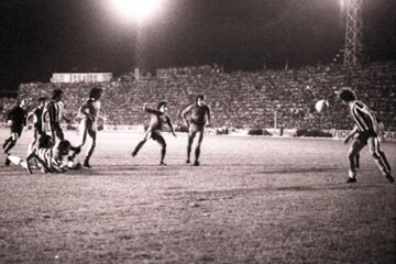 La pelota ya viaja a la red desde la pierna de Bochini para el empate con tres jugadores menos que le dio el título a Independiente. (Fuente: Twitter)
