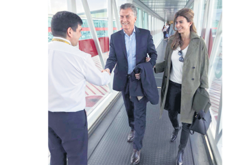 Mauricio Macri y Juliana Awada ayer antes de subir al vuelo de Lufthansa que los depositará hoy en Moscú. (Fuente: Télam)