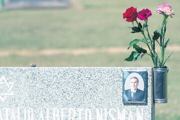 La tumba de Alberto Nisman en La Tablada convocó ayer a sus allegados a tres años de su muerte. (Fuente: Télam)