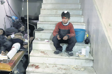 Civiles heridos reciben tratamiento en un hospital de campaña de Karf Batna, Guta oriental. (Fuente: AFP)