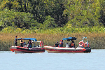 Más de 14 embarcaciones participaron de la búsqueda del joven. (Fuente: Télam)