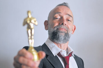 El ilustrador Istvansch organiza hasta un “Prode Oscar”. Espera ansioso la fiesta de mañana. (Fuente: Sandra Cartasso)