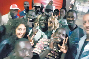 La liberación de un grupo de senegaleses, asistidos por el diputado Horacio Pietragalla.