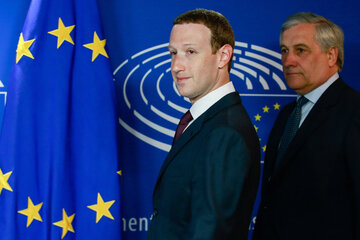 Zuckerberg, seguido por Antonio Tajani, presidente del Parlamento Europeo, hoy en Bruselas. (Fuente: EFE)