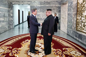 Monn Jae-in (izquierda) saluda a Kim Jong-un. (Fuente: EFE)