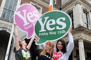 Mujeres irlandesas celebran la victoria del Sí: Irlanda deja atrás la Octava Enmienda. (Fuente: EFE)