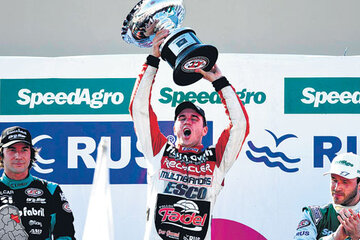 Mariano Werner levanta el trofeo en el podio. Con su victoria trepó al sexto lugar del campeonato. (Fuente: Prensa ACTC)
