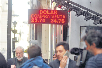 El dólar cerró a 24,63 pesos en las casas de cambio. El BCRA liquidó reservas por 791 millones de dólares. (Fuente: Sandra Cartasso)
