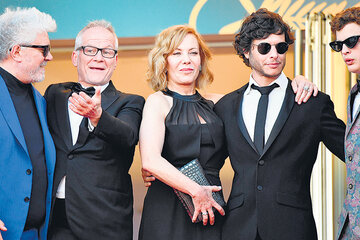 El director y su elenco en la sesión de fotos del Festival de Cannes, antes de la función.