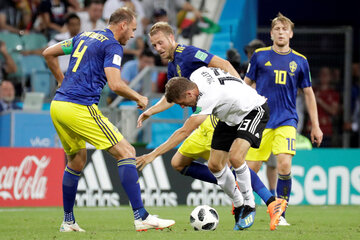 Suecos y alemanes disputaron un partido intenso en Sochi. (Fuente: EFE)