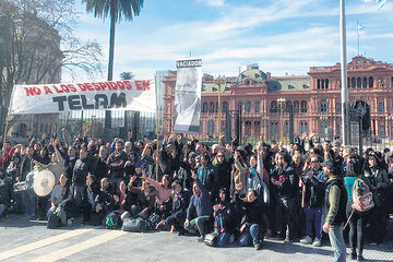 Luego de conocida la noticia, los trabajadores de la Agencia Télam protestaron en la Plaza de Mayo. (Fuente: Télam)