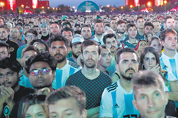 Así vieron los hinchas argentinos en Rusia el partido entre Nigeria e Islandia.