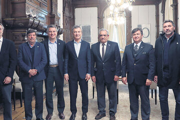 Mauricio Macri, junto al ministro Etchevehere, recibió a las entidades del agro. Tres se fueron contentas. (Fuente: NA)