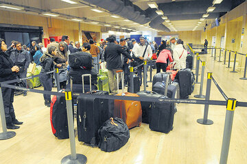 Dólares que se van por Ezeiza (Fuente: DyN)