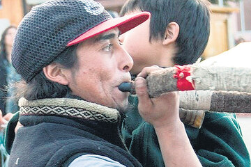 Algunos medios insisten en hablar de un supuesto enfrentamiento entre los prefectos y los mapuches. (Fuente: Eugenia Neme)