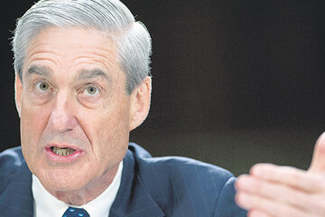 El fiscal especial Mueller acusó a doce espías rusos de hackear la campaña de Hillary Clinton.