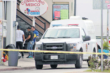 Peritos forenses trabajaban en la zona donde fue asesinado el periodista Rubén Pat. (Fuente: EFE)