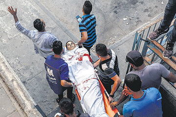 En la Ciudad de Gaza llevan a la morgue el cadáver de Mohammned Badwan, muerto ayer en el bombardeo. (Fuente: AFP)