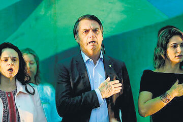 Jair Bolsonaro presentó a Janaina Paschoal (izq.) en el acto de lanzamiento de este domingo. (Fuente: AFP)