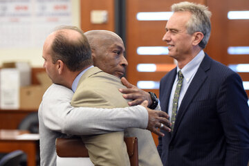 Johnson se abraza con sus abogados tras escuchar el veredicto del jurado. (Fuente: AFP)
