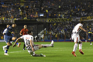 Zárate marcó el segundo de Boca culminando una muy buena maniobra personal con un remate de zurda que se metió en el primer palo de Muñoz. (Fuente: Noticias Argentinas)