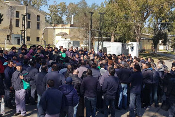 Los trabajadores de la fábrica militar de Villa María escuchan el listado de despidos. (Fuente: Twitter Diego Ciafardini)