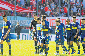 Cabezas gachas en la retirada de Boca del estadio de Quilmes, donde Estudiantes fue local.