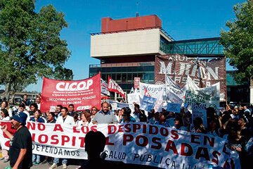 Protesta de los trabajadores de salud por los despidos en el Hospital Posadas.