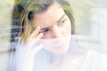 La migraña, una enfermedad discapacitante, es tres veces más común en mujeres que en hombres.