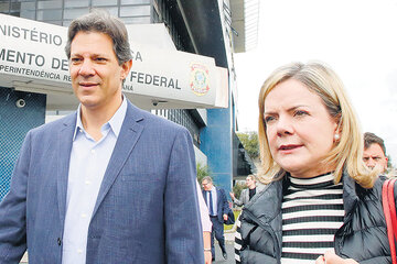 Fernando Haddad visitó ayer en la cárcel a Lula; a su lado la presidenta del PT, Gleisi Hoffmann. (Fuente: EFE)