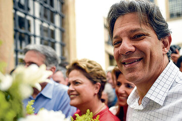 Haddad, con Dilma en segundo plano, durante su gira proselitista por Ouro Preto, Minas Gerais. (Fuente: AFP)