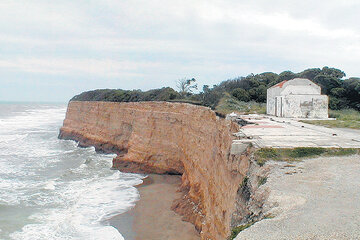 En algunos sitios, la erosión hizo retroceder la playa hasta siete metros.