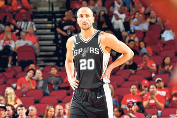 Emanuel Ginóbili lució la número 20 de los Spurs durante 16 años. (Fuente: AFP)