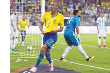 La alegría de Miranda. La desazón de Romero. El defensor brasileño aprovechó el error defensivo y puso el 1-0 cuando el partido terminaba. (Fuente: AFP)