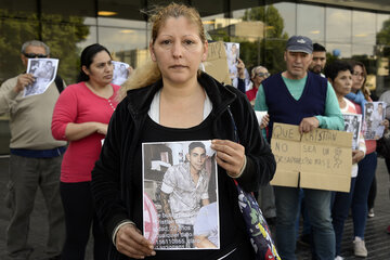 Ayer la familia y vecinos se movilizaron al Centro de Justicia Penal para pedir que lo busquen. (Fuente: Andres Macera)