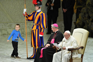 El pequeño Wenzel Eluney juega mientras el Papa lee. (Fuente: EFE)