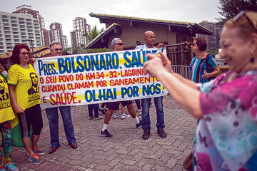 Simpatizantes de Bolsonaro se sacan fotos delante del condominio donde él vive en Barra de Tijuca, Río de Janeiro. (Fuente: AFP)