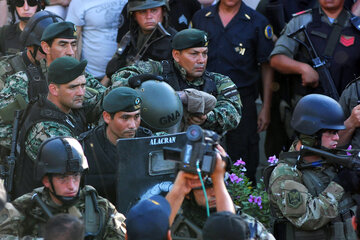 Martín Lanatta es retirado de la comisaría de Cayastá por los gendarmes. (Fuente: Archivo Rosario/12)
